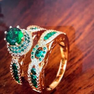 Elegant Green and Gold Women's Ring